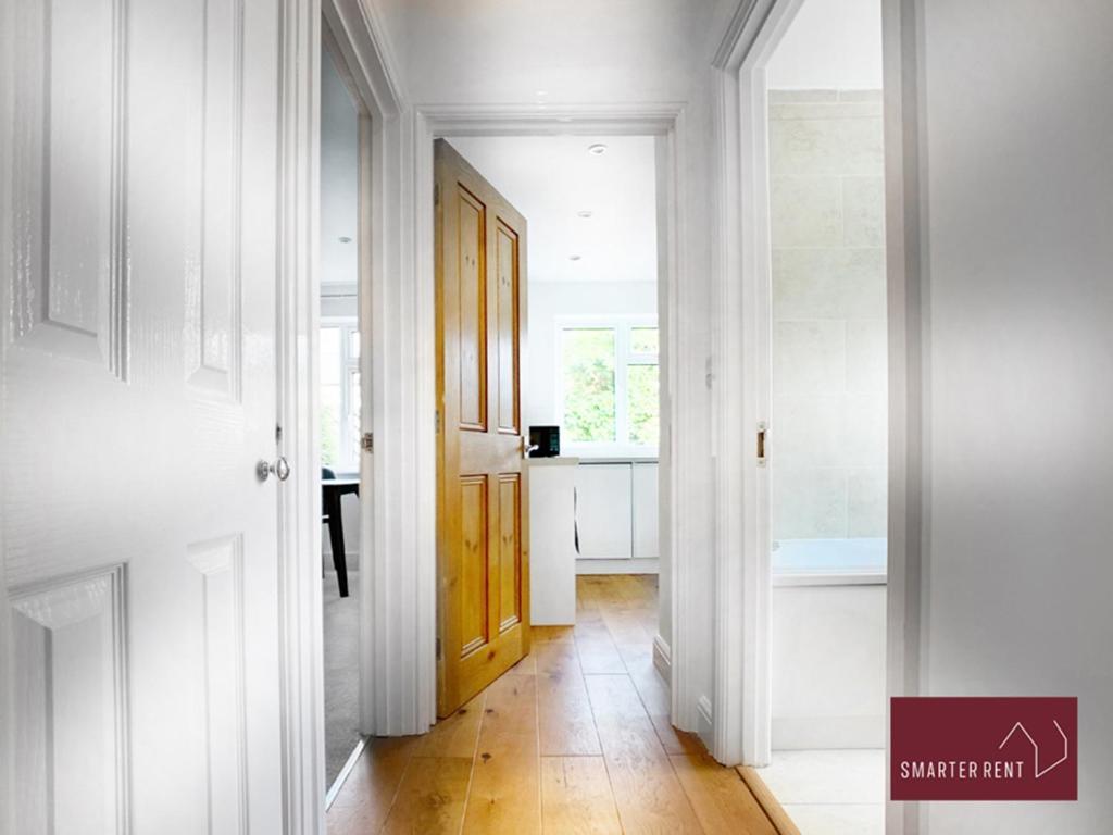 Sunninghill Village - 2 Bed - Parking And Garden Аскот Экстерьер фото